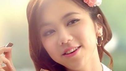 吴谨言|吴谨言好不容易成新一代德芙女神， 却被喷历届最寒酸: 像个促销员