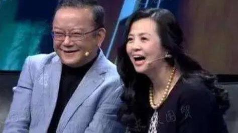 王栎鑫|如今，72岁的王刚为了家庭，这么大年纪依旧不停地接通告，跑节目