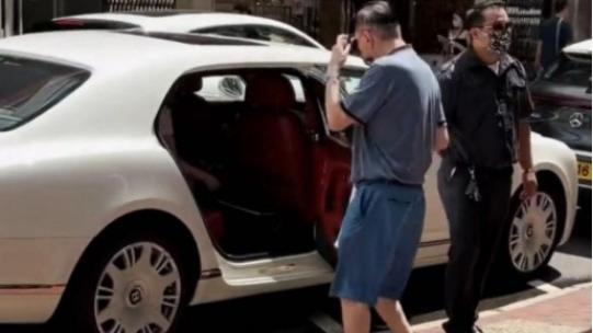 豪门明星|86岁亿万富豪又换新女友？被保镖护送上车，曾自曝交往过上万人