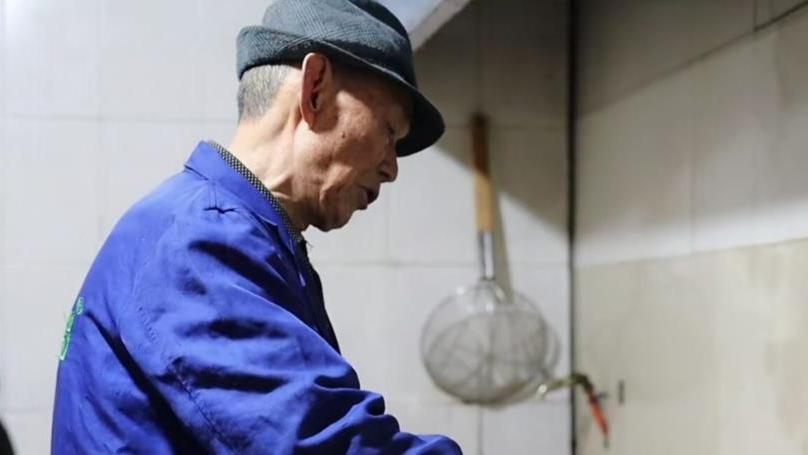 南京|南京75岁大爷居民区卖炒菜，普通家常味，饭点等一小时才能吃上