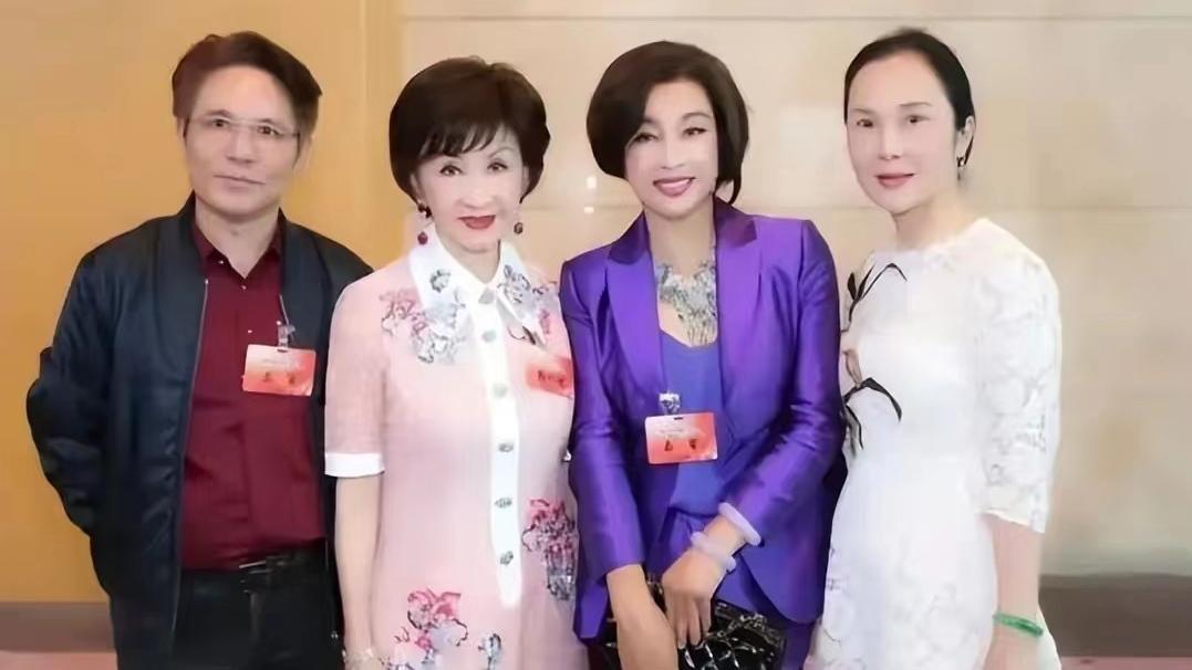 刘晓庆|刘晓庆和四婚老公出来应酬！她一袭紫色西装比老公还气派，太高调