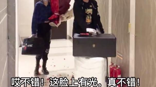 赵继伟|赵继伟回家！爱妻大长腿抢镜，婚房意外曝光，郎才女貌太幸福了