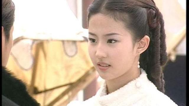 刘亦菲|同样是少女的年纪，有的女星已经出落成美人，有的却让人不忍直视