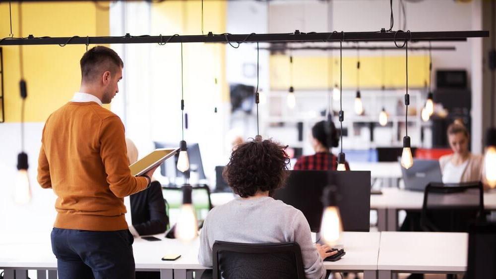 |同期入公司成了红人，同事吃饭也不肯搭理我，职场被孤立谁之错？