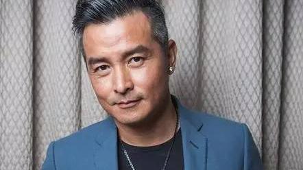 发型 才45岁头发就白了一半，纠结染还是不染？有什么好的建议吗？