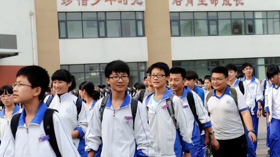 发型 初中生发型标准公布，男生看着清清爽爽，女生发型有“亿点点”丑