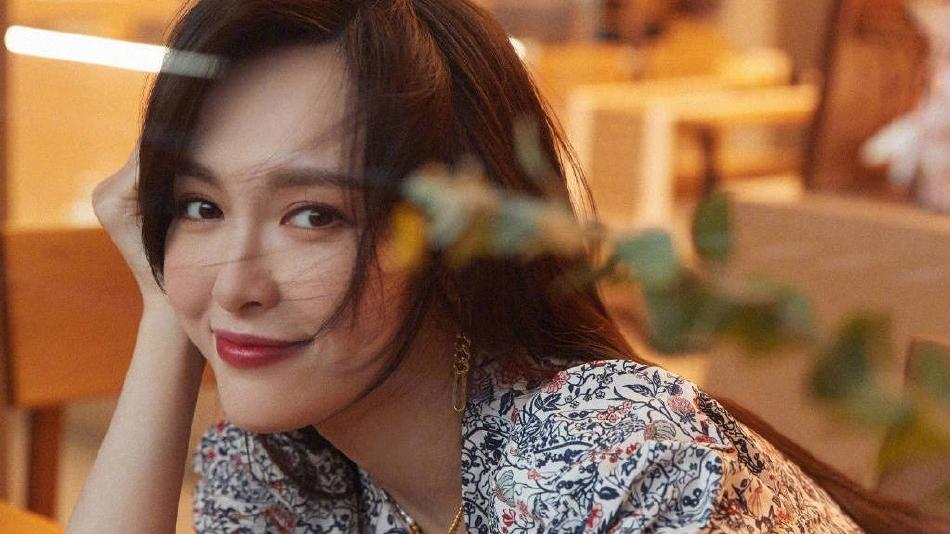 唐嫣|唐嫣穿泡泡袖碎花连衣裙 对镜甜笑温婉大方