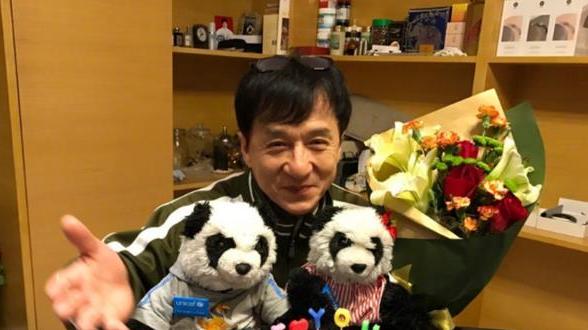 参观成龙住的豪宅，户外环境很高档，进门才知室内装修很普通