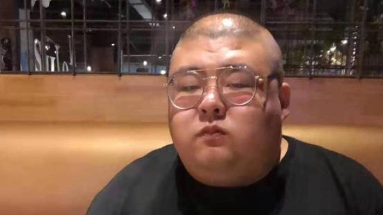 小贝|网红小贝饿了日渐憔悴，脖子出现3个“凹坑”，眼睛里没有了光