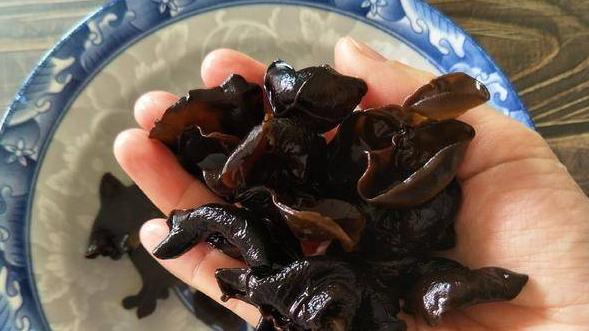 蔬菜|3种蔬菜列入“黑名单”? 医生：伤肝还致癌，不少人“中招”，劝你少吃