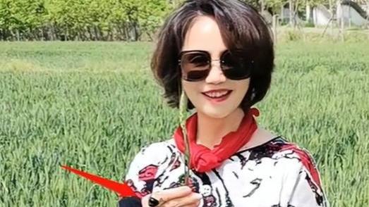 |央视原主播徐俐晒近照，现身田间玩耍，一身长裙超有气质