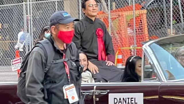 吴彦祖|吴彦祖现身街头游行，戴红花被选为“大元帅”，鬓边花白撞脸谢贤