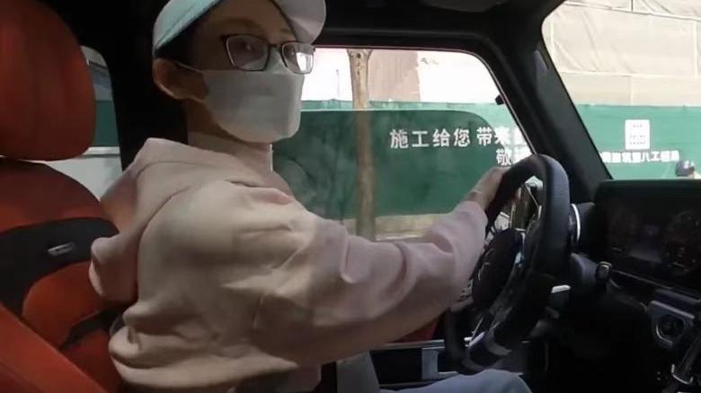 苗苗|郑恺又当爹了！苗苗官宣怀孕挺大肚子开车孕检，素颜胖一圈认不出