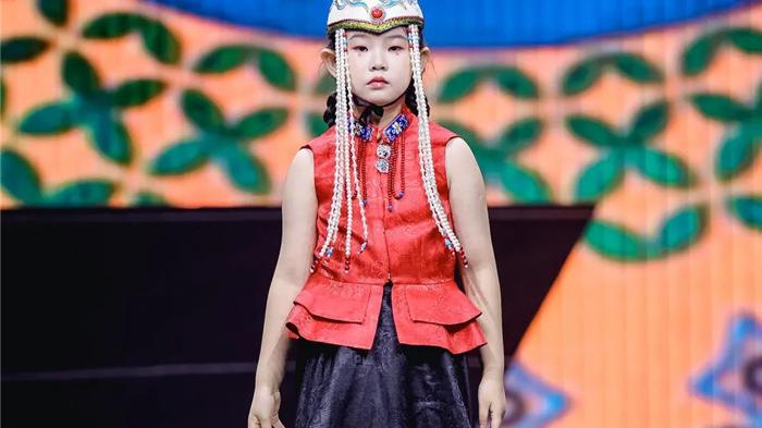 民族元素与现代时尚交相辉映——龍雲傳中式童装发布秀