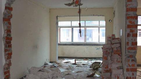 装修只是砸了家里一堵墙，物业差点让我赔10万，可别瞎拆！