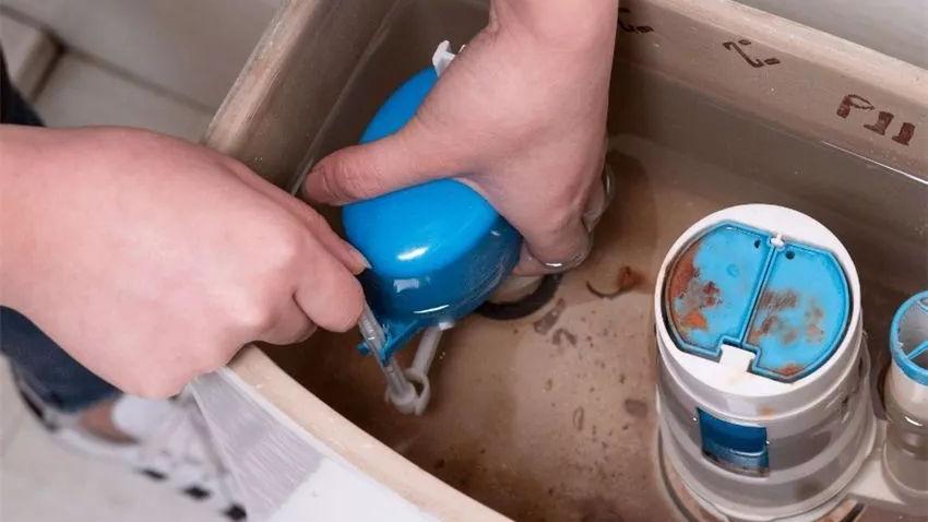为什么马桶用时间久了，吸力会越来越小？这4个地方“罪魁祸首”