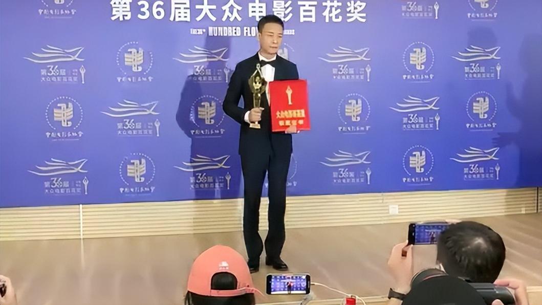 袁泉|44岁袁泉荣获百花奖影后！全身珠宝十分惊艳，张译拿影帝众望所归