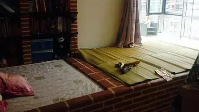 老公花500砖砌个榻榻米，网友热评：这不就是东北的热炕头吗？