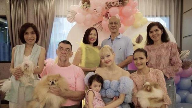 lisa|人设翻车？韩国女星Lisa晒生日照上热搜，中国粉丝：没有眼力劲