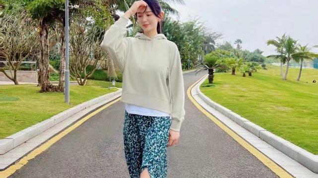 穿衣搭配 出去踏青或者是旅游，学施诗穿搭，一身简约装穿出高级感