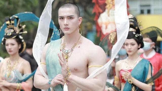 |国风欢乐潮，男菩萨身材健硕，全身白光太抢镜，小梦仙气飘飘