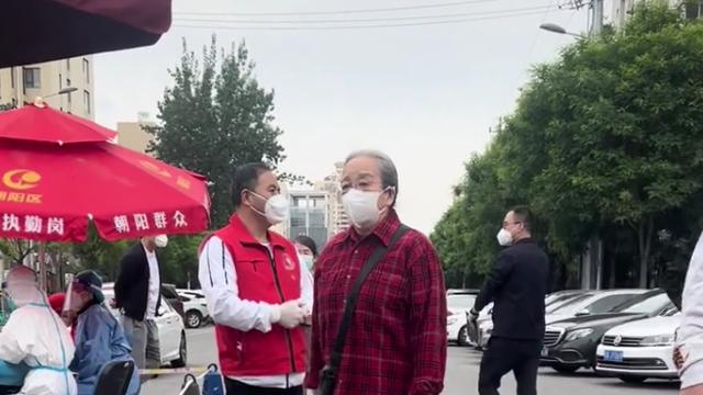 刘亦菲|86岁“容嬷嬷”李明启立正排队教科书式做核酸，结束后鞠躬作揖感谢