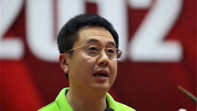 施之皓|国乒最具争议教练？搞地下情被开除，干涉队员恋爱却娶小23岁爱徒