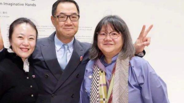 四结三离的名门痞女，洪晃嫁给“装修工人”后，活得潇洒