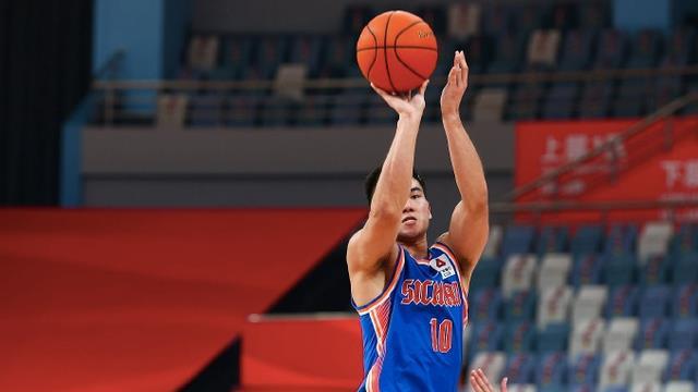 四川20分大胜福建：结束8连败送对手7连败哈达迪准三双