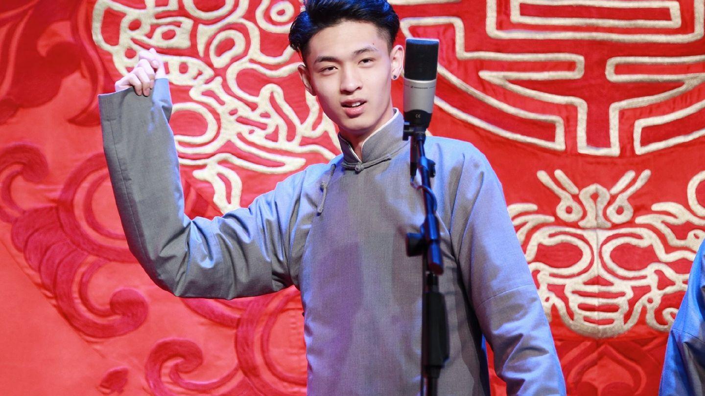 秦霄贤|德云秦霄贤和烧饼聚餐，带烧麦坐法拉利跑车，富二代身份名不虚传