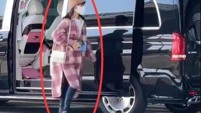 杨紫|杨紫时隔近1个月终露面，头发长长变得很瘦，特意停下挥手超有爱