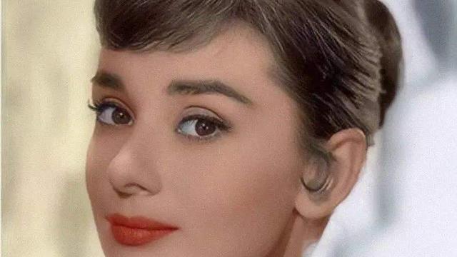 奥黛丽·赫本|奥黛丽赫本的遗憾事：42码大脚，流产过5次，养一头鹿做宠物