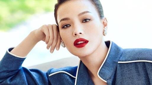卷发 舒淇真是太绝了，星空穿上身氛围感拉满，卷发大红唇尽显气质美。