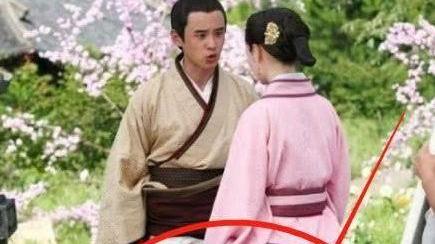 穿帮镜头|让人看了之后会上火的穿帮镜头，关晓彤你忘了水是透明的了吗？