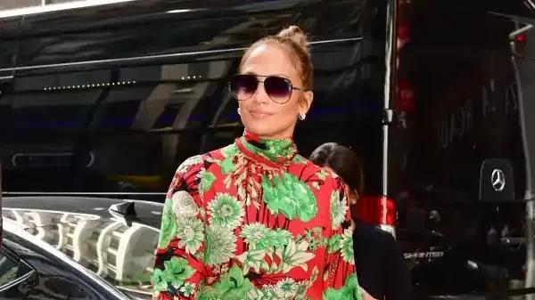 性感女神詹妮弗·洛佩兹的时尚演变：从深v透视礼服到紧身连体裤