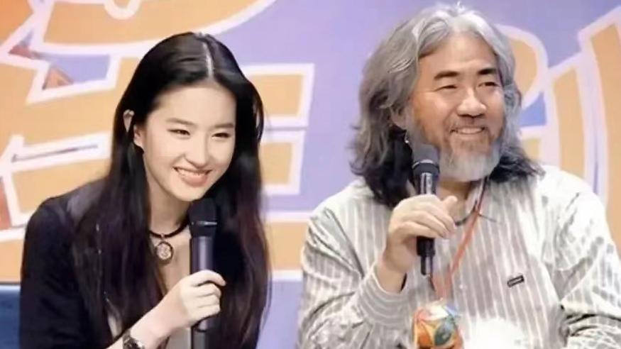 刘亦菲|刘亦菲穿露腿装接受采访，被指“情绪反差太大”，网友：职业习惯