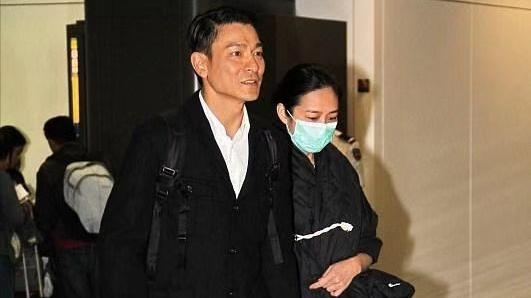 刘德华夫妇罕见合体，老婆棉服配七分裤看不懂，拉裆裤更穿成短腿