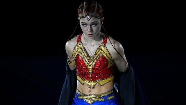 特鲁索娃|特鲁索娃化身神奇女侠！莎莎脱下外套引欢呼，央视人民日报盛赞