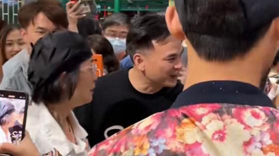 苑琼丹|广东佛山：苑琼丹现身猪杂粥店，众人围得水泄不通，“女神来了”