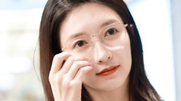 白羊女 一招看你适不适合戴眼镜，选对穿搭风格，不走弯路