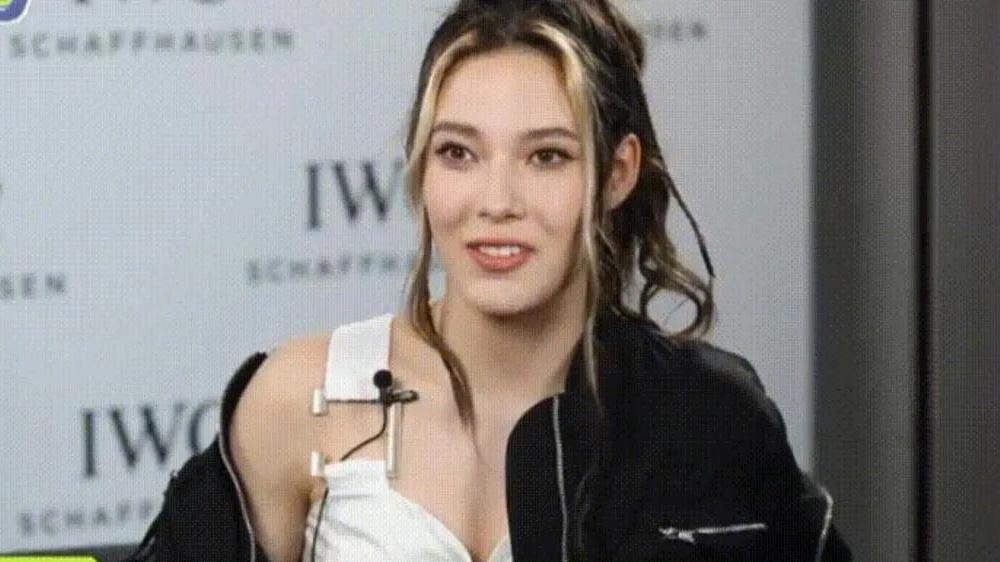 谷爱凌|不愧是女神！谷爱凌暖心举动再受网友好评，弯腰合影，走时还挥手