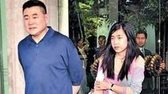 甘比|即使已嫁给刘銮雄，甘比的背却永远挺不直，网友：平时卑微惯了