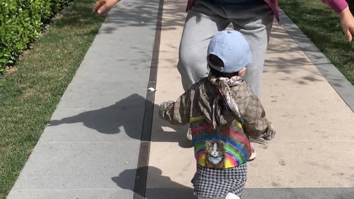 杜淳|杜淳晒女儿学走路，小蛋饺1岁不到步伐稳健，一身穿搭遭网友调侃