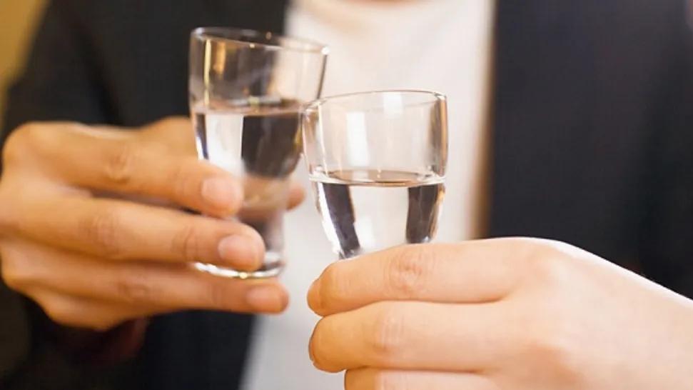 耳鸣|喝酒伤肝与否看脸色