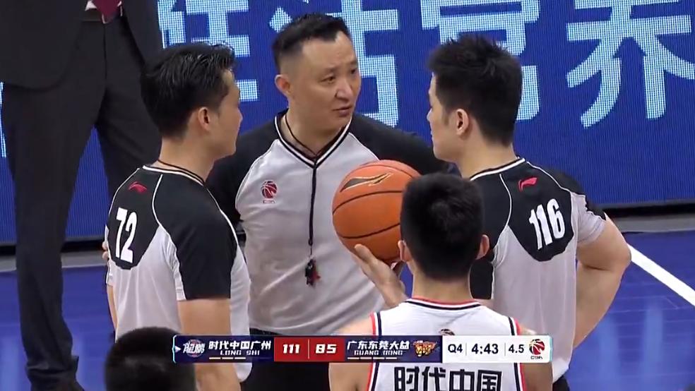 广东男篮|广东队都遭屠杀26分了，闫军欺人太甚，技犯吹掉任骏飞