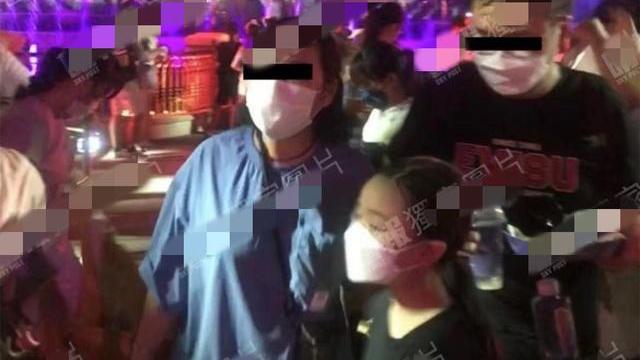 刘德华|刘德华妻女游迪士尼，朱丽倩发福难认两鬓白发，10岁女儿个高像爸