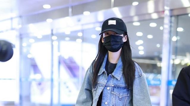 穿衣搭配|李沁穿衣挺“古板”，牛仔夹克大同小异，但下装搭配得挺有个性