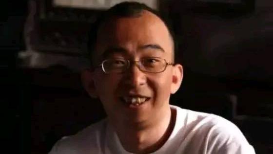 巨兴茂|人生赢家巨兴茂，颜值不高却娶了个漂亮老婆，如今身价早已过10亿