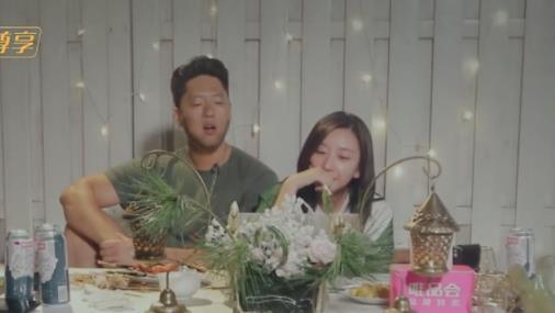 凌潇肃晒出自己的豪宅，全屋墙上都挂着字画，夫妻俩太有文化了