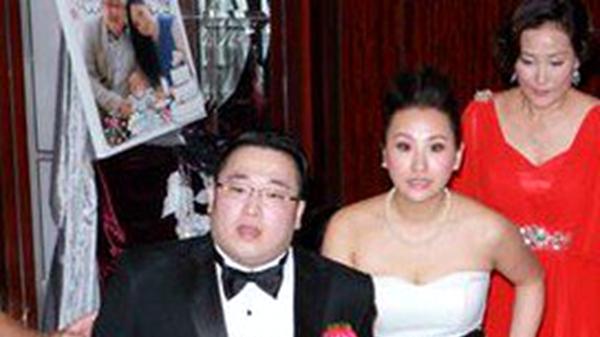 曾志伟|2013年，曾志伟60岁寿宴上，儿媳张可蕙和苗侨伟当众吻的呲呲作响